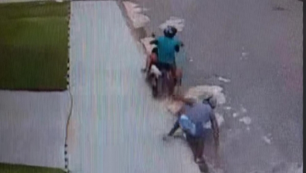 Atrapalhados: assaltante cai de moto após assaltar mulher no Vila Ivonete